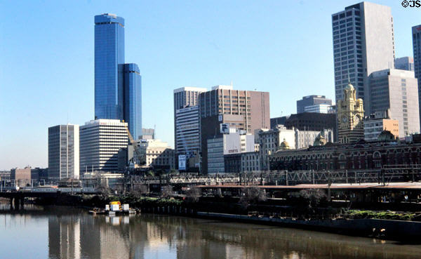 Flinders Street Station & Melbourne skyline from south bank of Yarra River. Melbourne, Australia.