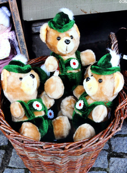 Plush bears in a basket in Bavarian costume in shop window. Dinkelsbühl, Germany.