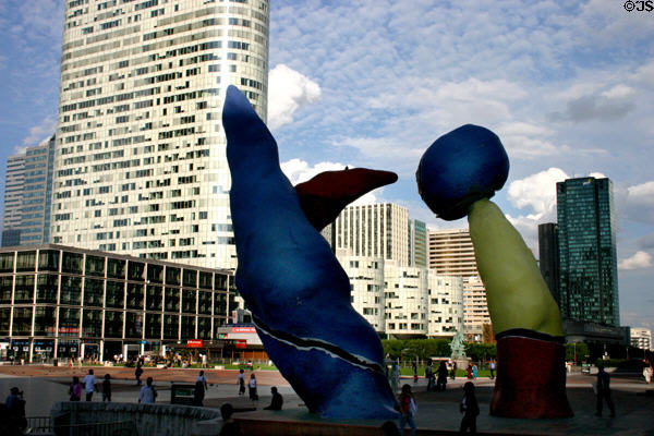 White Cur Défense (2001) building beyond Miro sculpture at La Défense. Paris, France. Architect: Jean-Paul Viguier.