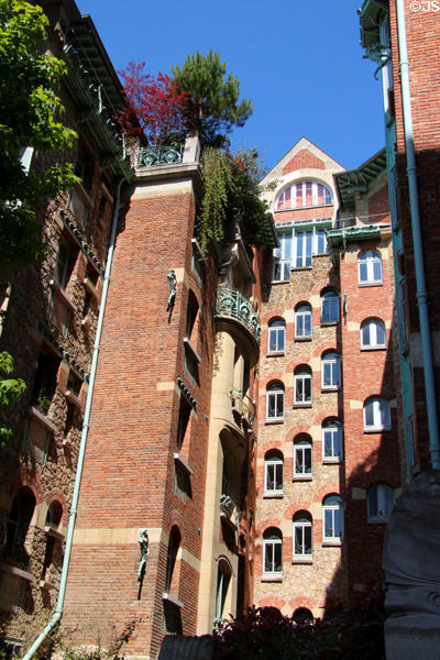 Courtyard facade at Castel Béranger Hector Guimard (1895-8) (12-14 rue Jean-de-La-Fontaine). Paris, France. Architect: Hector Guimard.