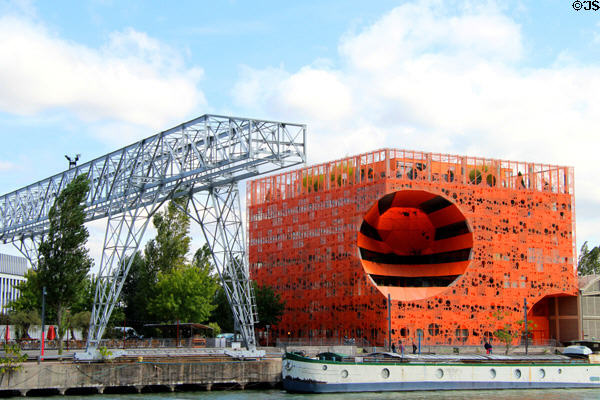 Les Salins offices (2011) (37 quai Rambaud) in Confluence district. Lyon, France. Architect: D. Jakob & B. MacFarlane.