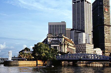 Lion statue & tip of Singapore.
