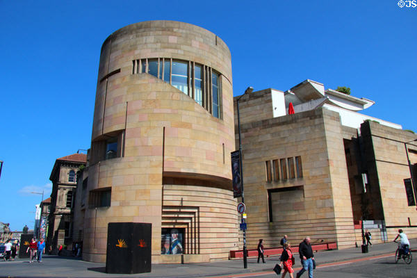 National Museum of Scotland new wing (1998) (George IV Bridge at Chambers St.). Edinburgh, Scotland. Architect: Gordon Benson & Alan Forsyth.