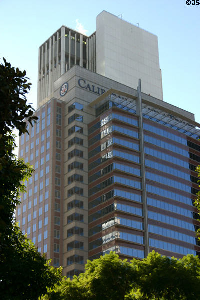 California Bank & Trust building (1991) (28 floors) (550 South Hope St.). Los Angeles, CA. Architect: Langdon Wilson + Kohn Pedersen Fox Assoc..
