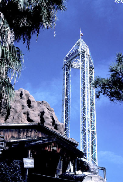 Supreme scream vertical drop experience at Knott's Berry Farm. Buena Park, CA.