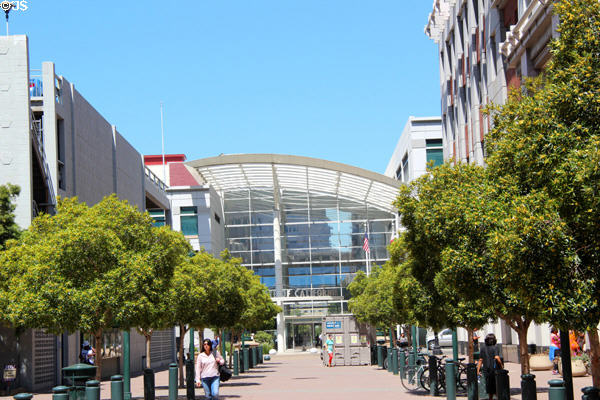 Elihu M. Harris State Office Building (1998). Oakland, CA. Architect: DMJM Keating, Hansen Murakami Eshima, et al..