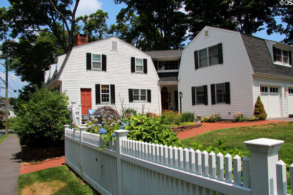 Samuel Cowles House (c1675) (9 Main St.) with modern extension. Farmington, CT.