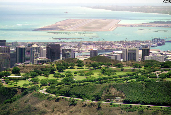 Skyline of Punchbowl & Honolulu from Puu Ualakaa State Park. Oahu, HI.