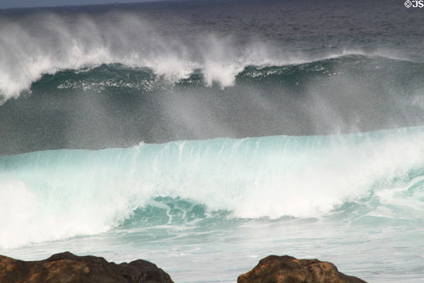 Waves at Banzai Pipeline. HI.