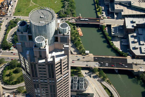 311 South Wacker Drive (1990) (65 floors) from Sears Tower. Chicago, IL. Architect: Kohn Pedersen Fox + HKS Inc..