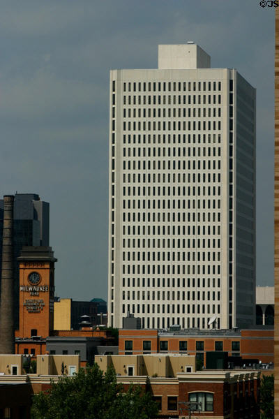 100 Washington Square (1981) (22 floors). Minneapolis, MN. Architect: Minoru Yamasaki & Assoc..