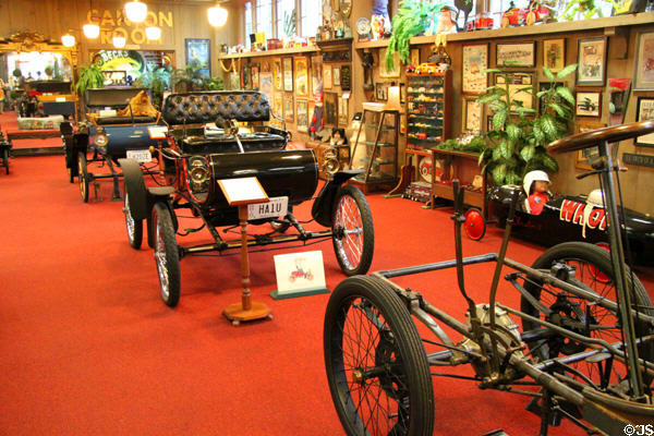 Oldsmobile Model R curved dash runabout (1901) from Lansing MI at Canton Classic Car Museum. Canton, OH.