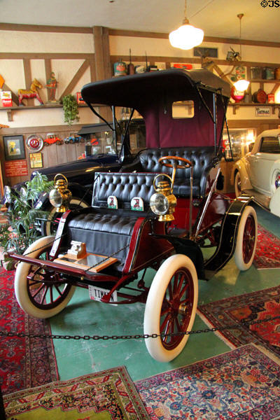 St Louis standard model (1904) by St. Louis Motor Carriage Company at Canton Classic Car Museum. Canton, OH.