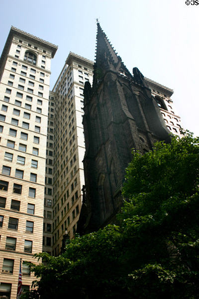 Oliver Building (1910) (535 Smithfield St.) (25 floors) behind Trinity Episcopal Cathedral spire. Pittsburgh, PA. Architect: D.H. Burnham & Company.