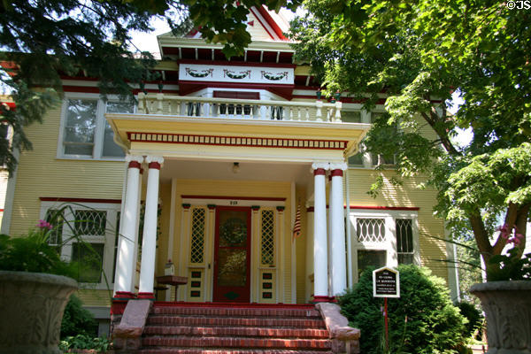 L.D. Manchester House (1901) (215 N. Summit Ave.) in Cathedral Historic District. Sioux Falls, SD. Style: Colonial Revival.