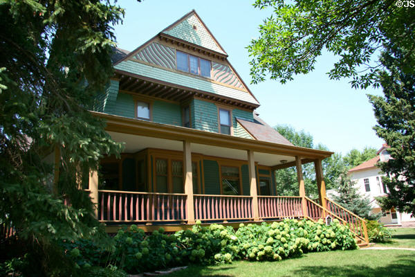 Will A. Beach House (1893) (303 N. Summit Ave.) in Cathedral Historic District. Sioux Falls, SD. Style: Shingle.