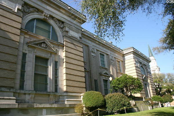 Rosenberg Library (1904) on Sealy Ave. Galveston, TX. Style: Renaissance revival. Architect: Eames & Young.