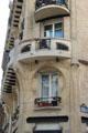 Shape transitions at Immeuble Jassedé. Paris, France.